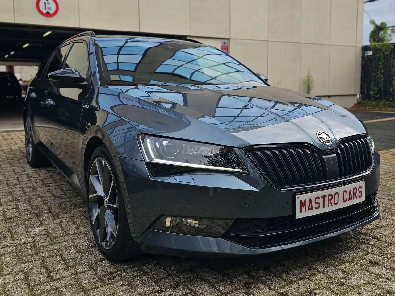 Photo 1 : Skoda Superb 2018 Petrol