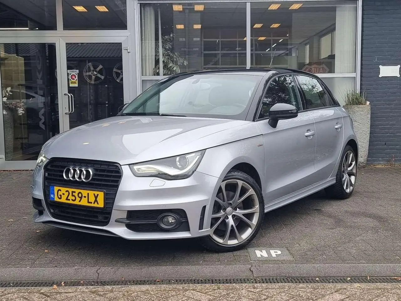 Photo 1 : Audi A1 2016 Petrol