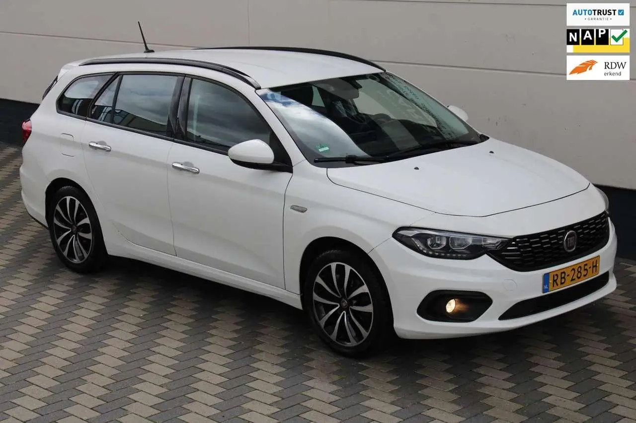 Photo 1 : Fiat Tipo 2017 Petrol