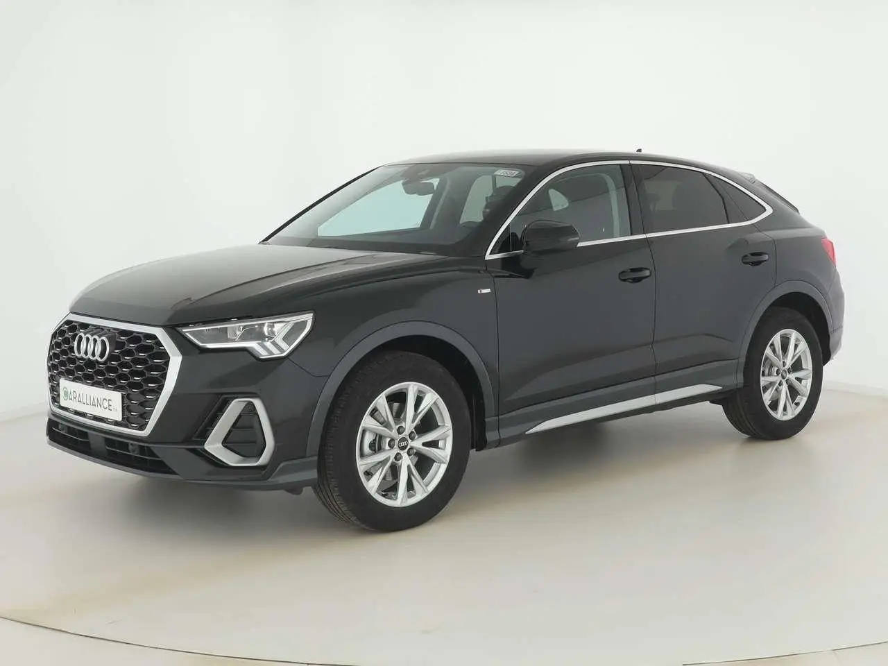 Photo 1 : Audi Q3 2024 Petrol