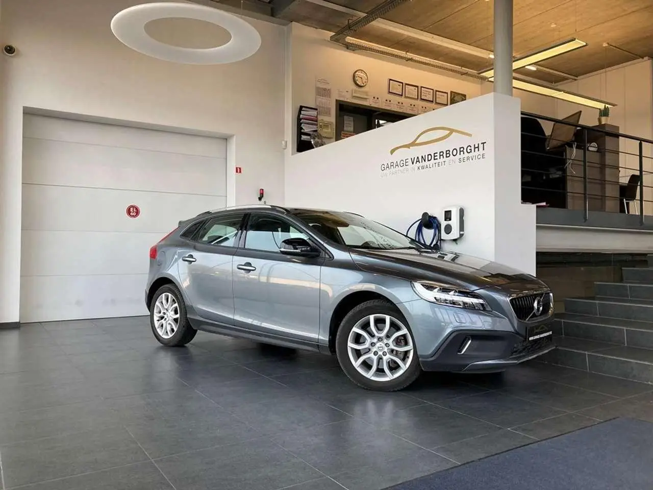 Photo 1 : Volvo V40 2018 Petrol