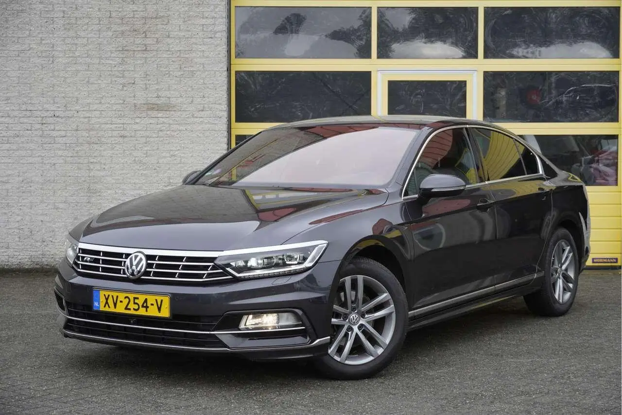 Photo 1 : Volkswagen Passat 2019 Petrol