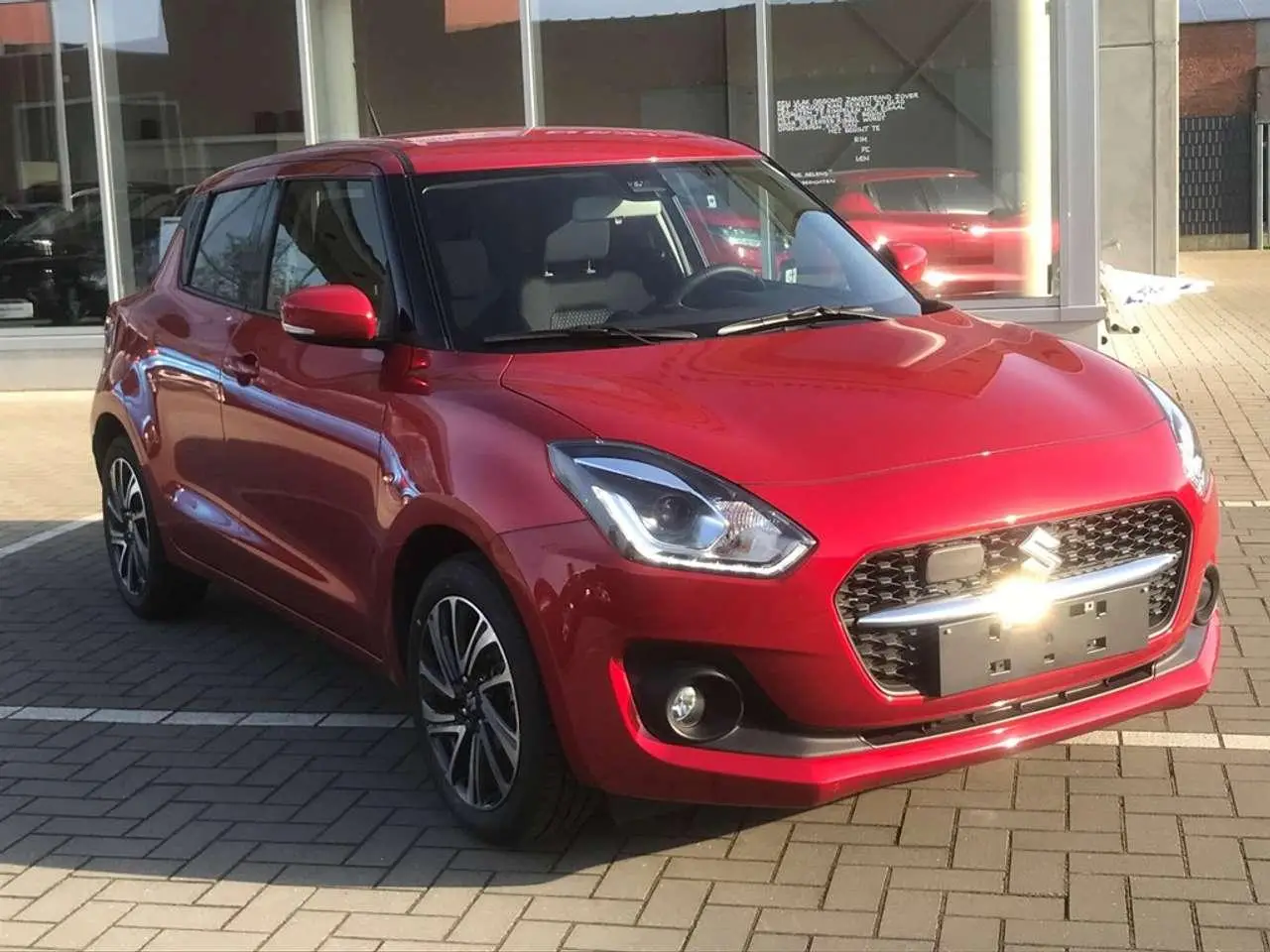 Photo 1 : Suzuki Swift 2023 Petrol