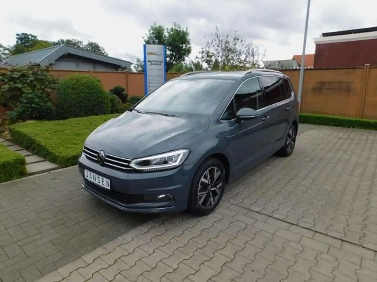 Photo 1 : Volkswagen Touran 2024 Essence