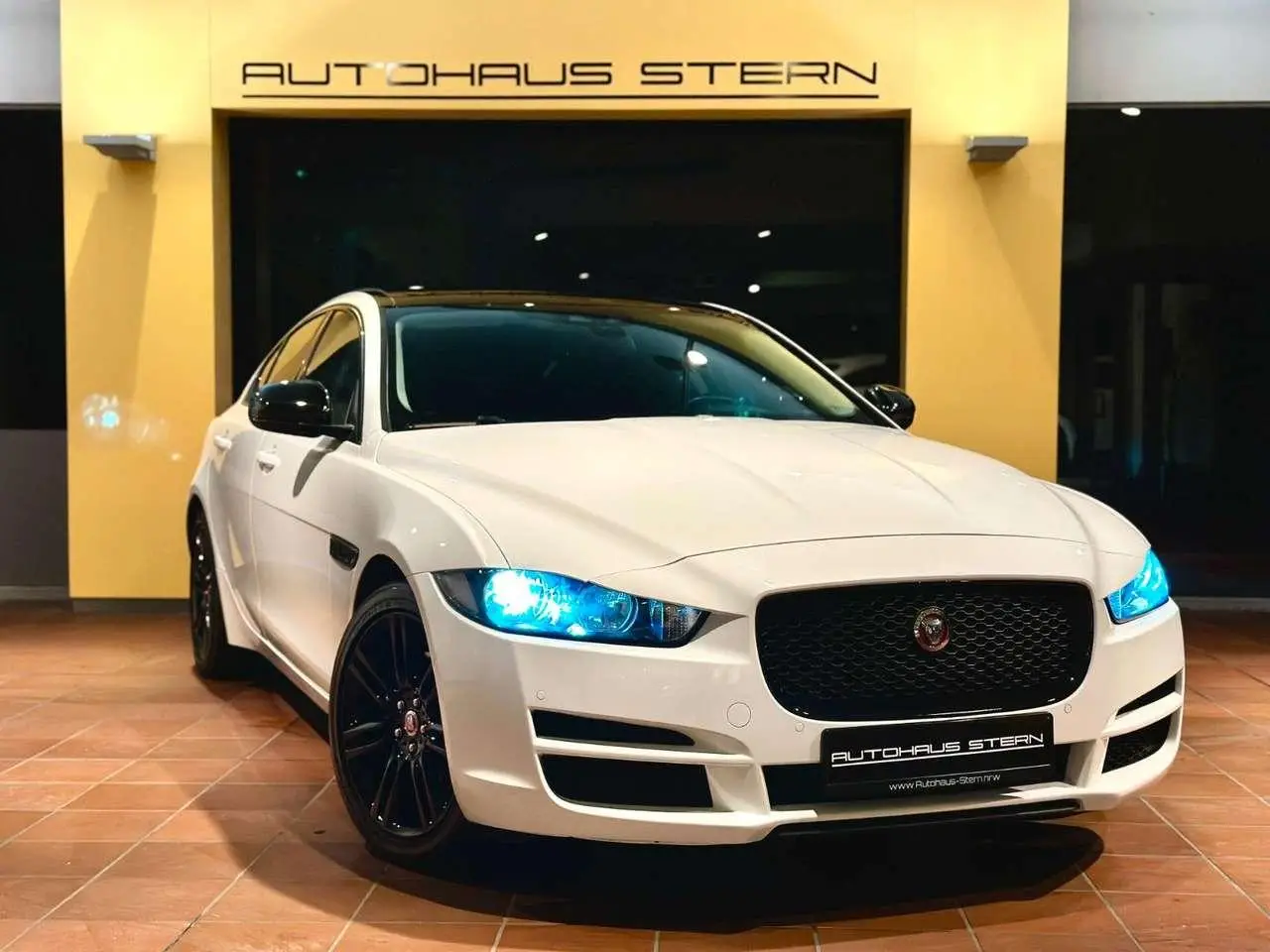 Photo 1 : Jaguar Xe 2017 Diesel