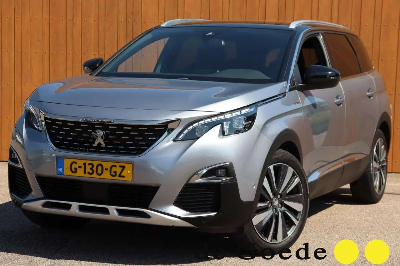 Photo 1 : Peugeot 5008 2019 Essence