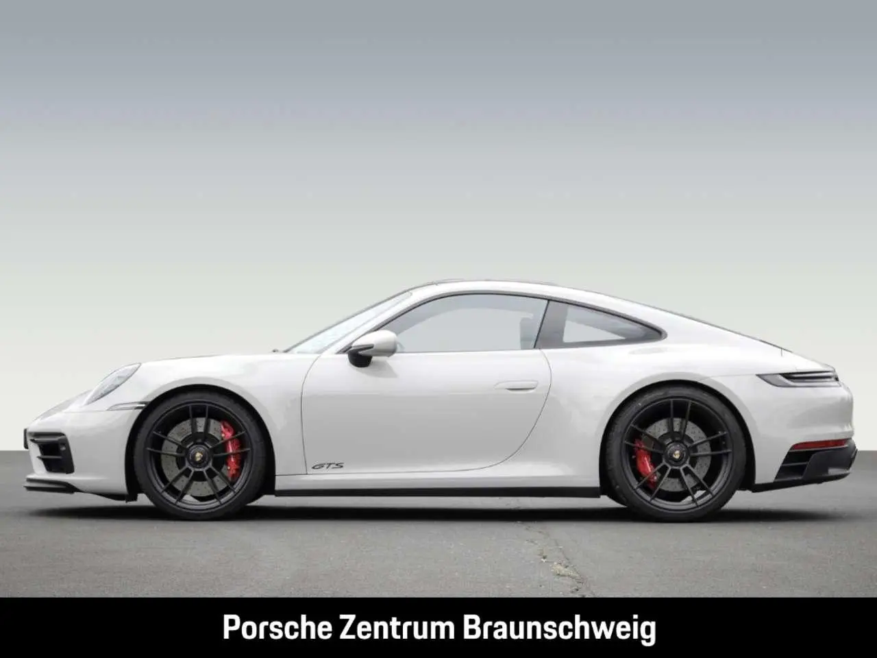 Photo 1 : Porsche 992 2022 Essence