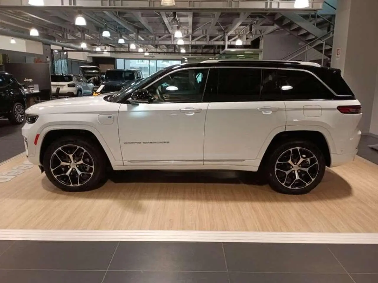 Photo 1 : Jeep Grand Cherokee 2024 Hybrid