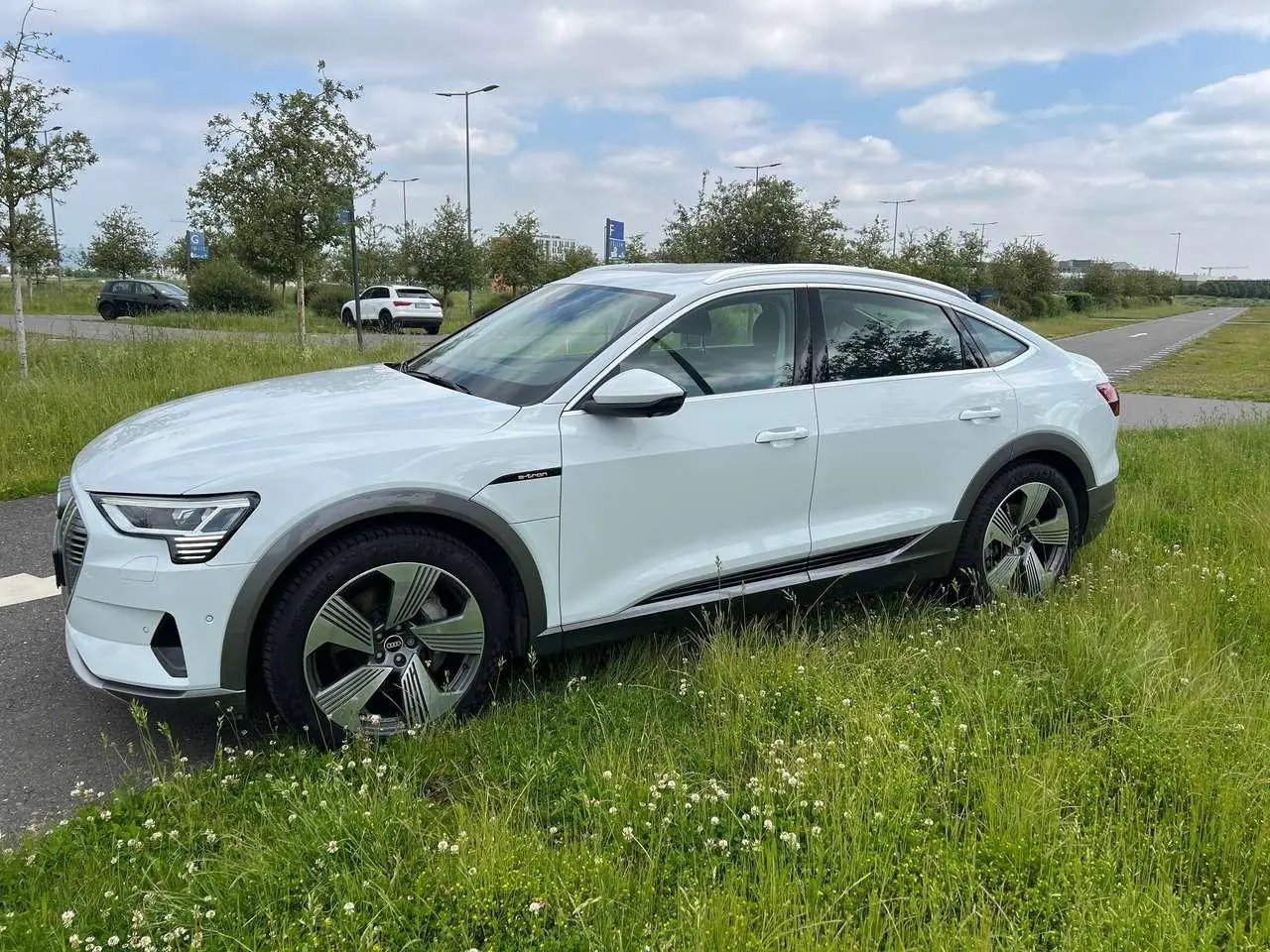 Photo 1 : Audi E-tron 2021 Electric