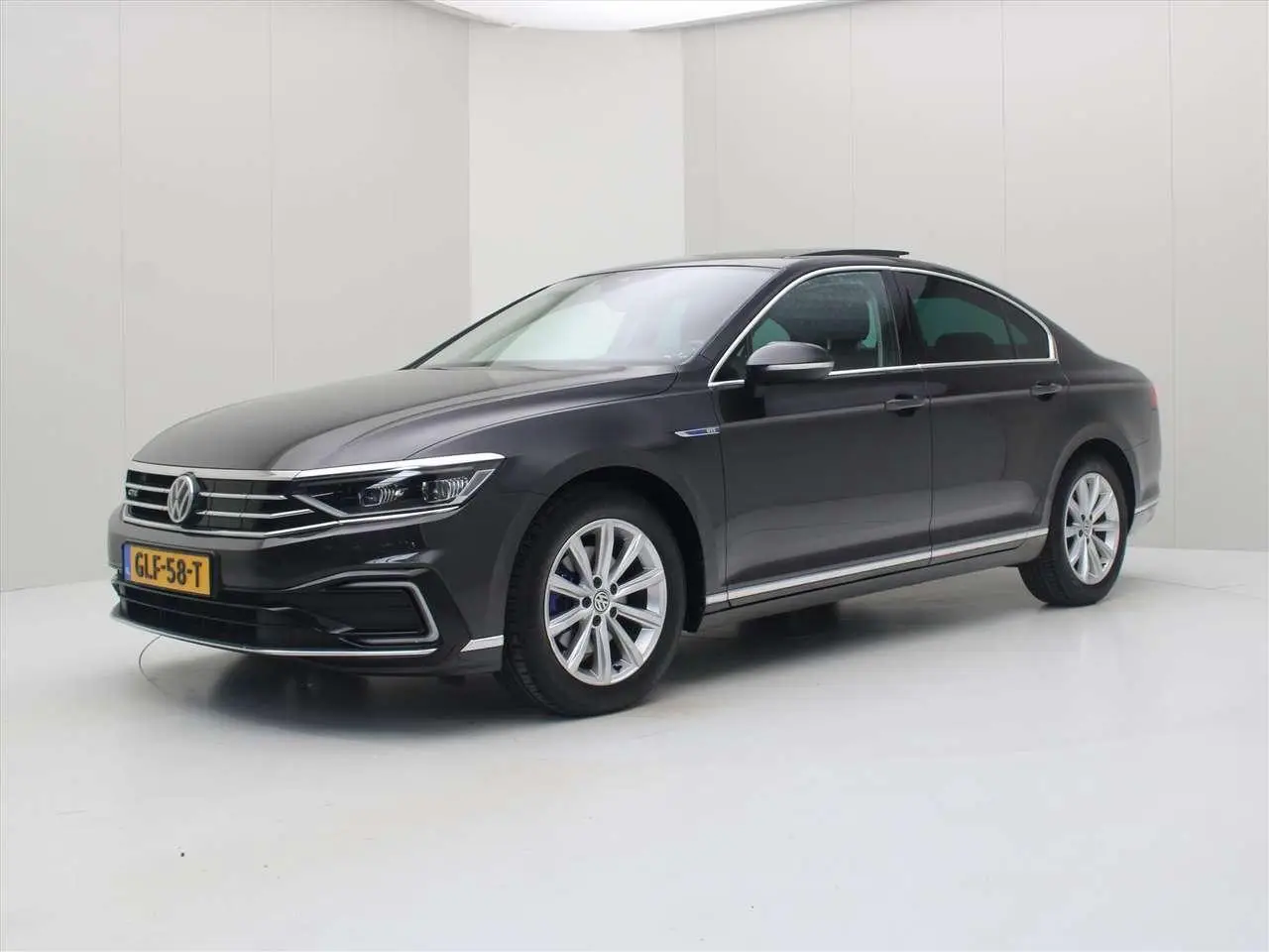 Photo 1 : Volkswagen Passat 2020 Hybrid