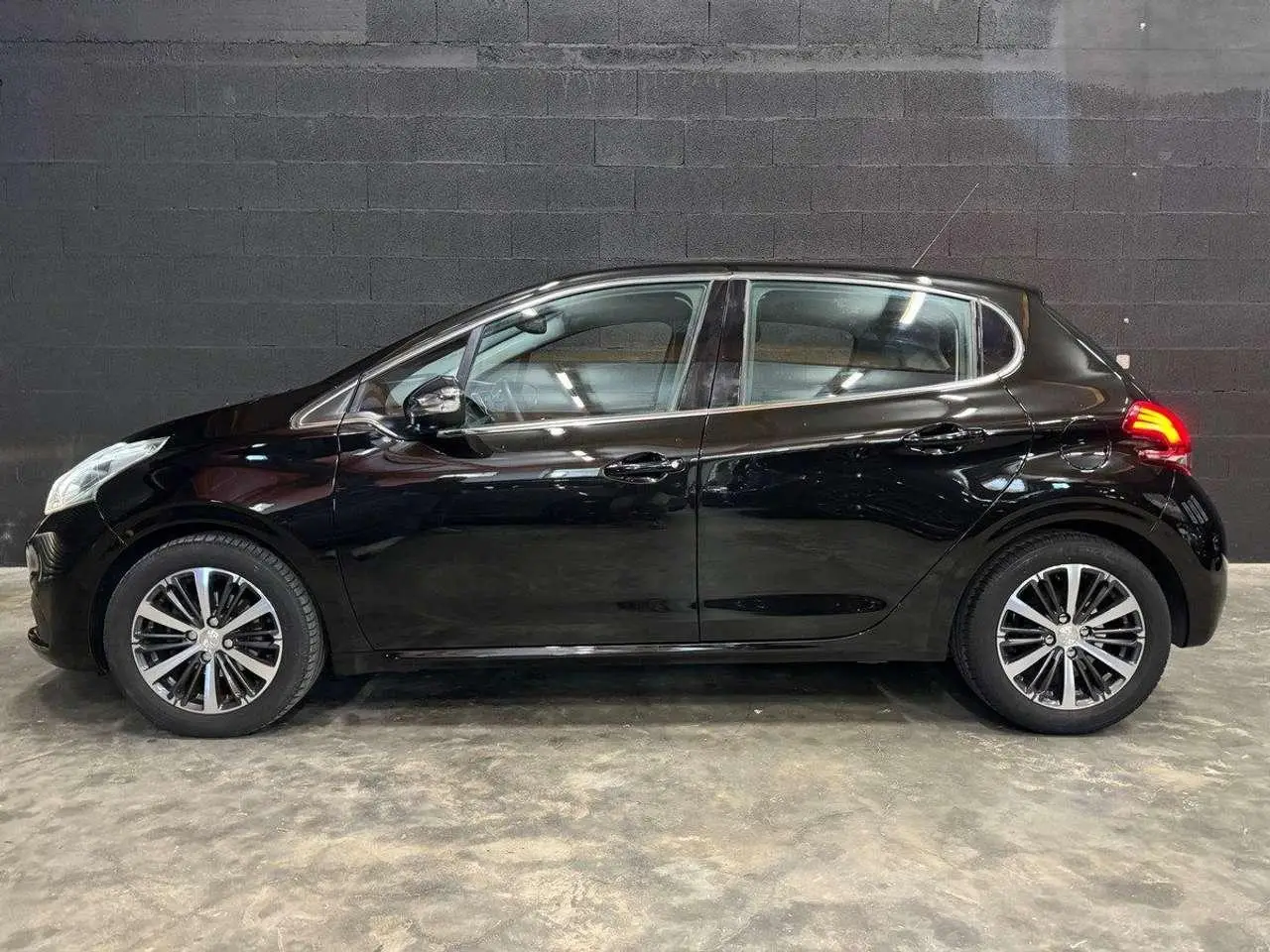 Photo 1 : Peugeot 208 2017 Petrol