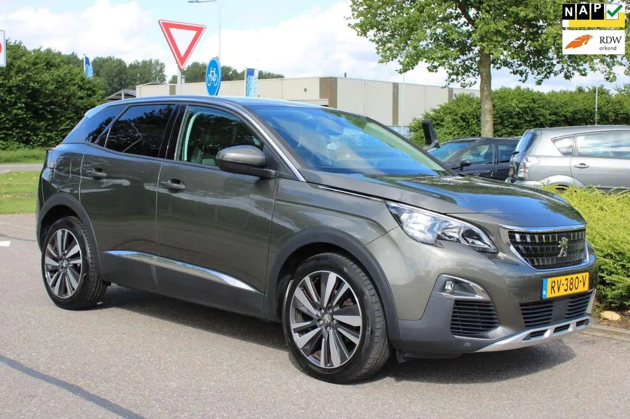 Photo 1 : Peugeot 3008 2018 Petrol