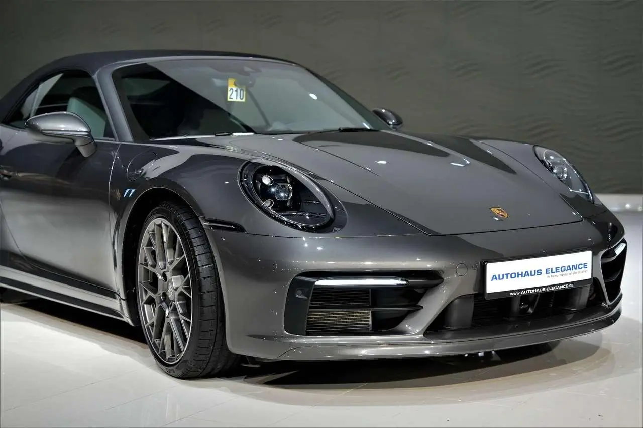 Photo 1 : Porsche 992 2021 Essence