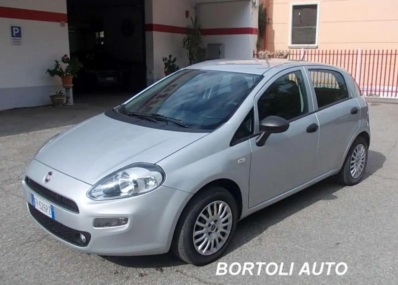 Photo 1 : Fiat Punto 2018 Petrol