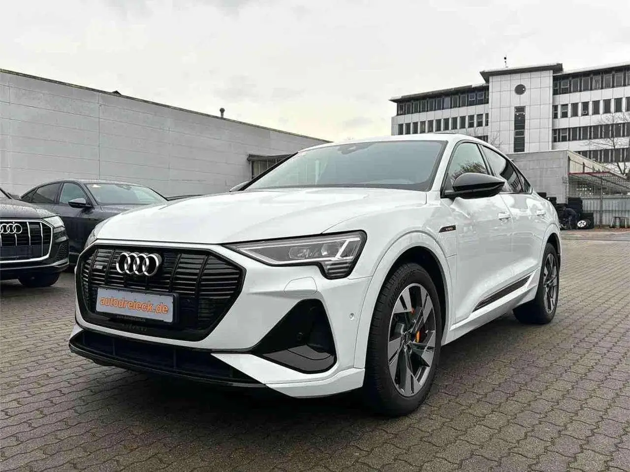 Photo 1 : Audi E-tron 2021 Electric