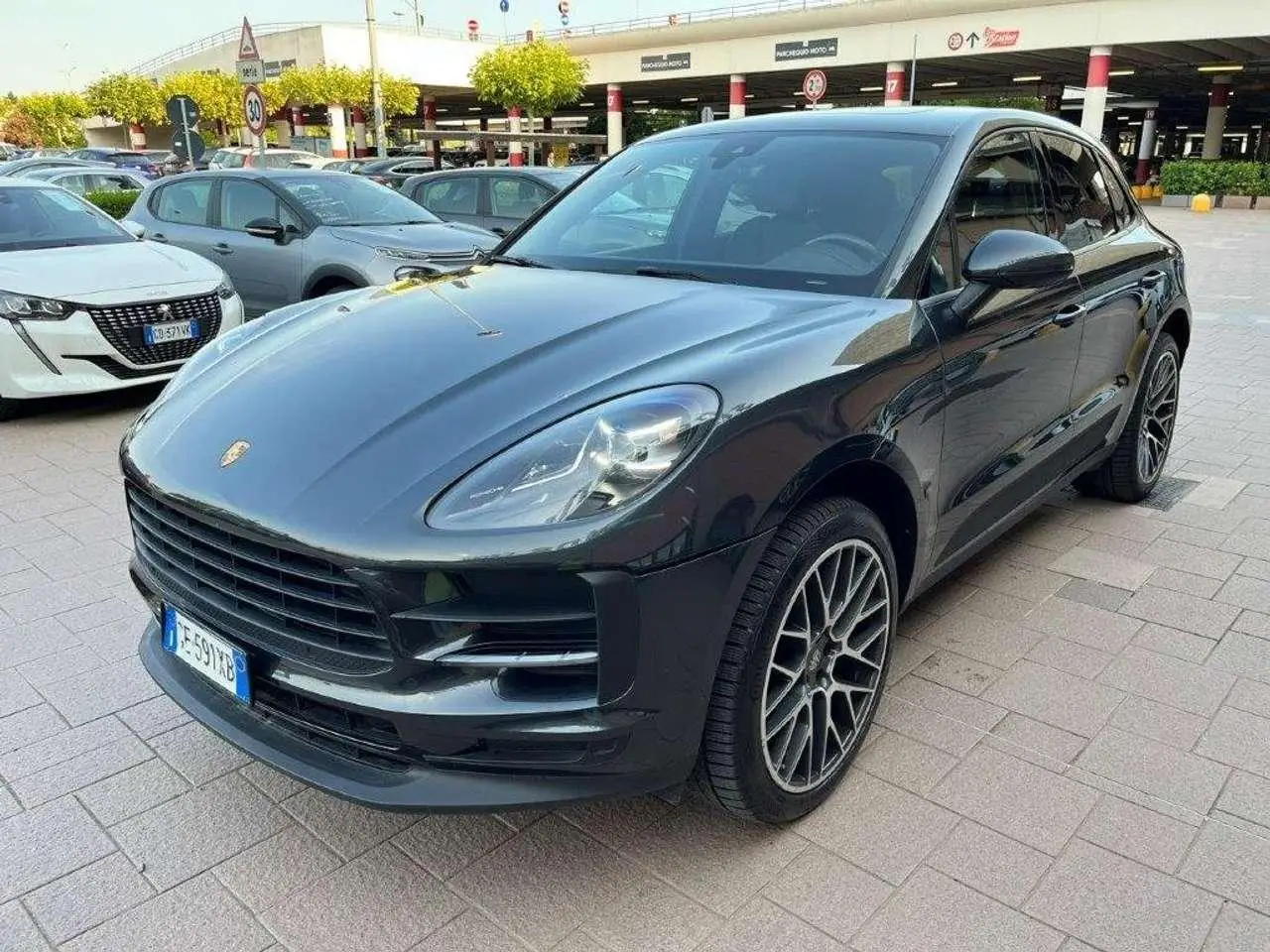 Photo 1 : Porsche Macan 2021 Essence