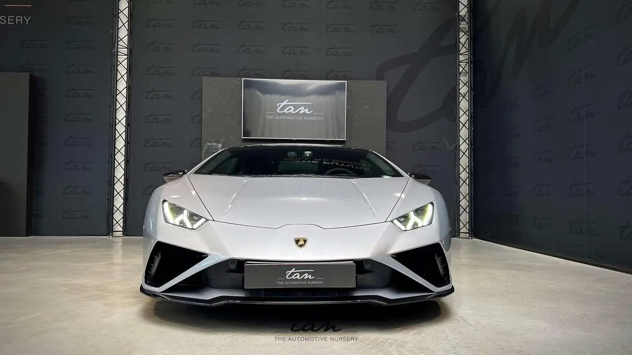 Photo 1 : Lamborghini Huracan 2021 Essence