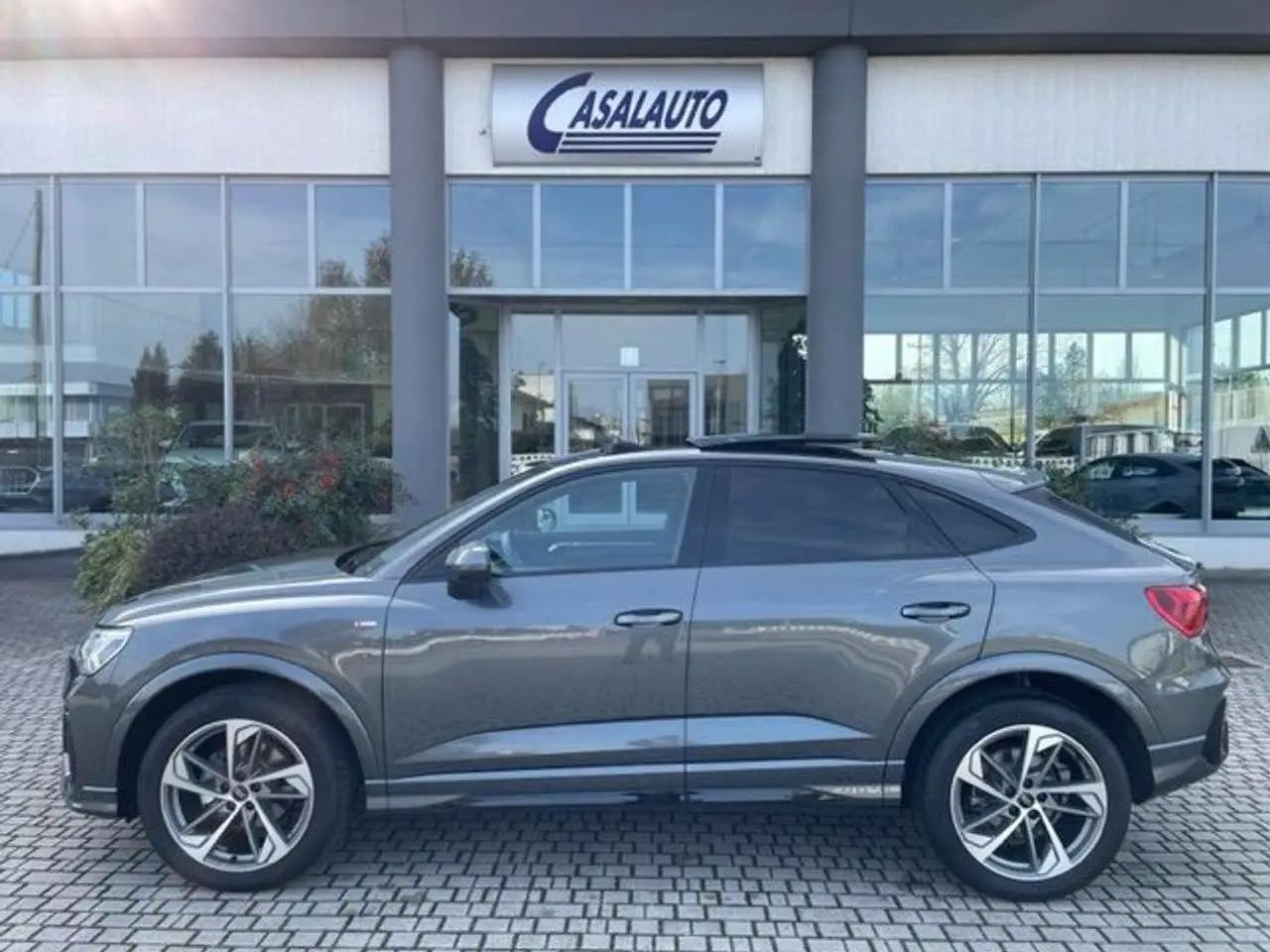 Photo 1 : Audi Q3 2024 Petrol