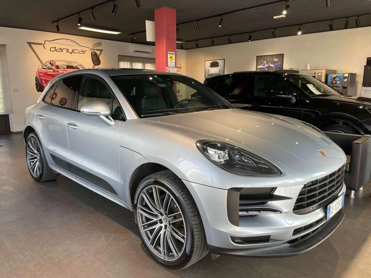 Photo 1 : Porsche Macan 2021 Essence