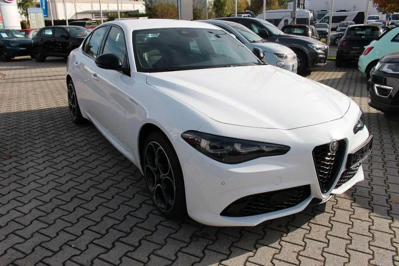 Photo 1 : Alfa Romeo Giulia 2023 Petrol