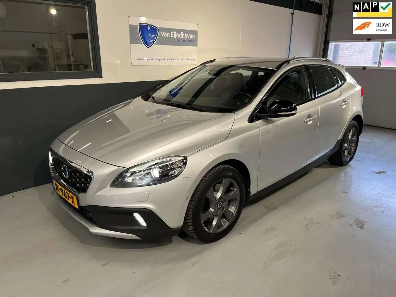 Photo 1 : Volvo V40 2016 Petrol