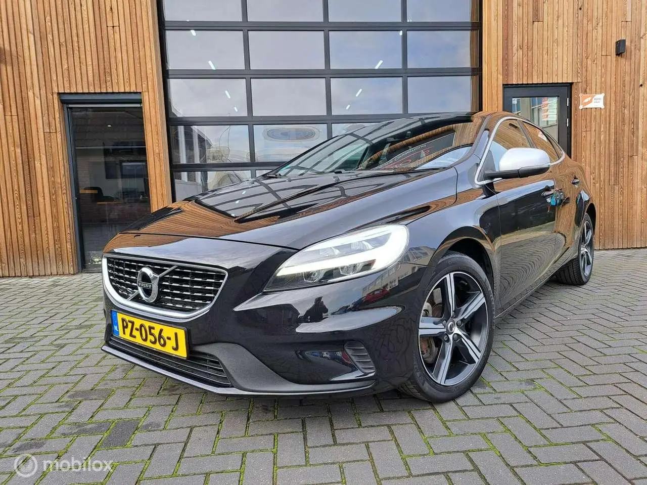 Photo 1 : Volvo V40 2017 Petrol