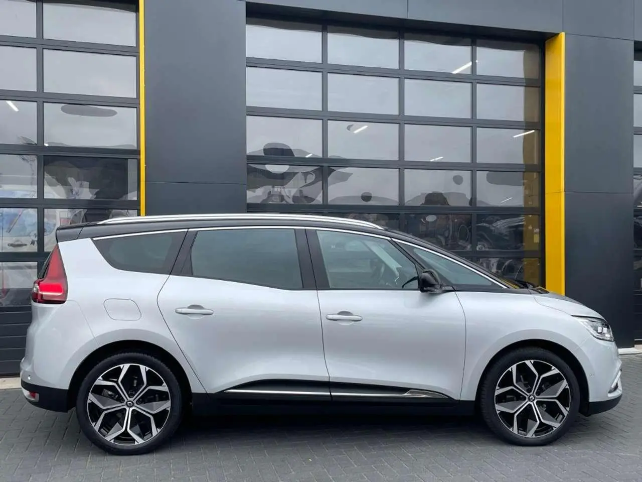 Photo 1 : Renault Grand Scenic 2021 Essence