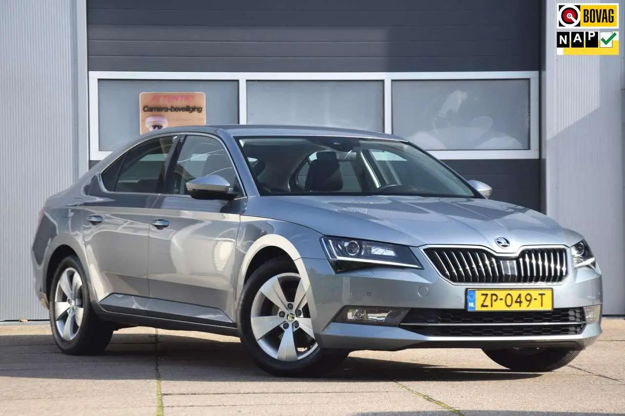 Photo 1 : Skoda Superb 2019 Petrol