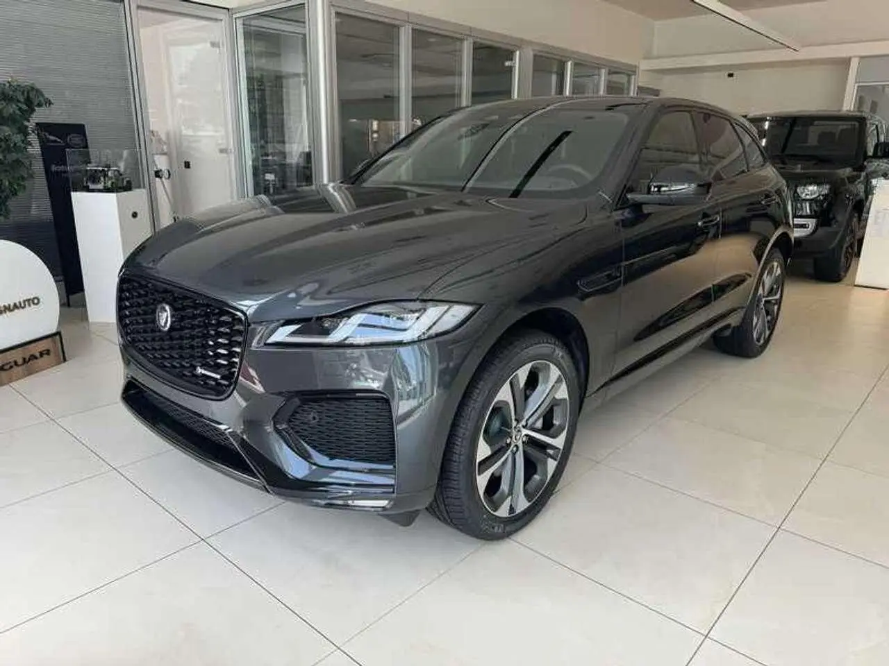 Photo 1 : Jaguar F-pace 2024 Petrol