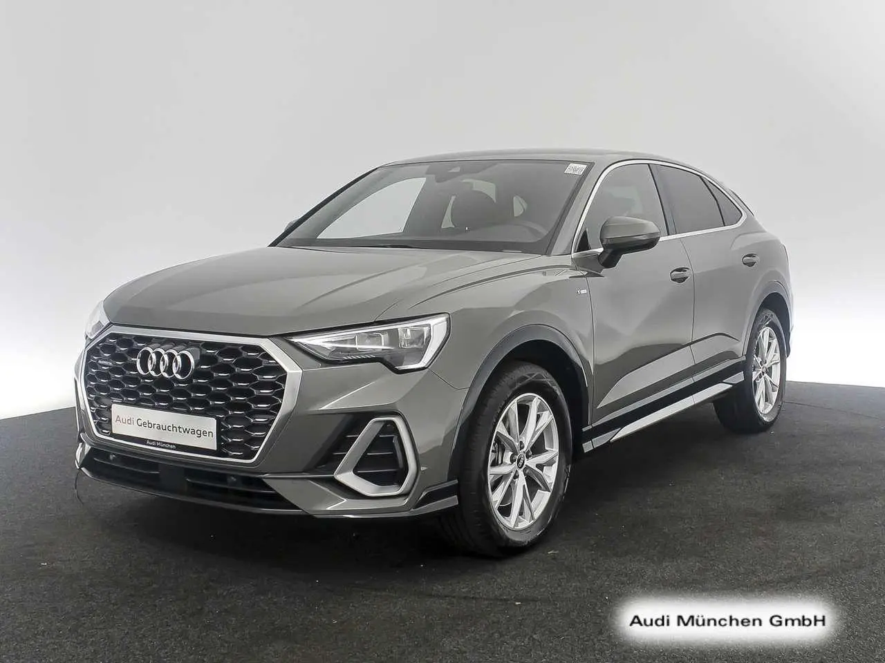 Photo 1 : Audi Q3 2021 Petrol