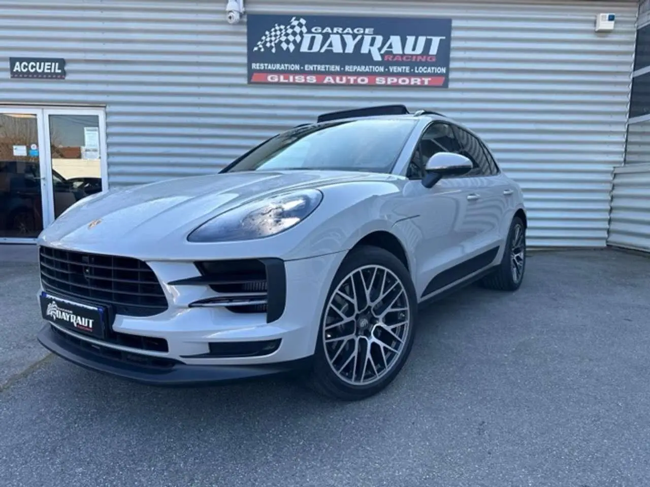 Photo 1 : Porsche Macan 2019 Essence