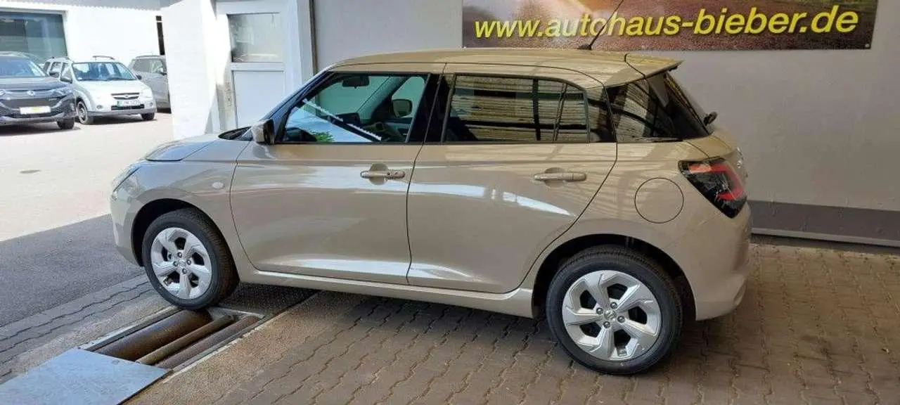 Photo 1 : Suzuki Swift 2024 Petrol