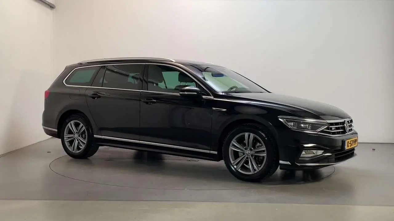 Photo 1 : Volkswagen Passat 2021 Essence