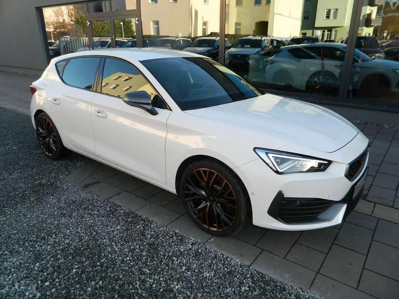 Photo 1 : Cupra Leon 2023 Petrol