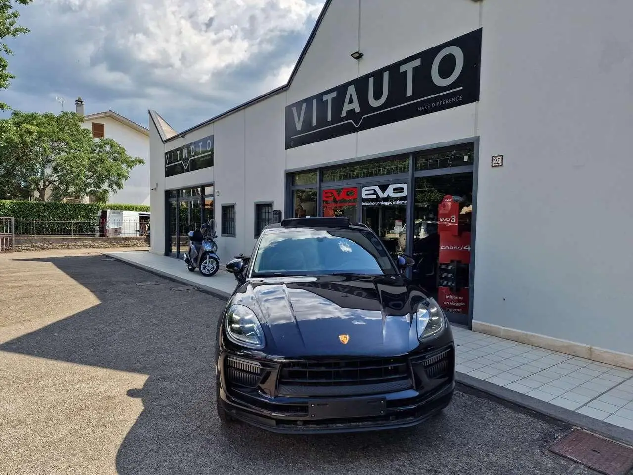 Photo 1 : Porsche Macan 2023 Petrol