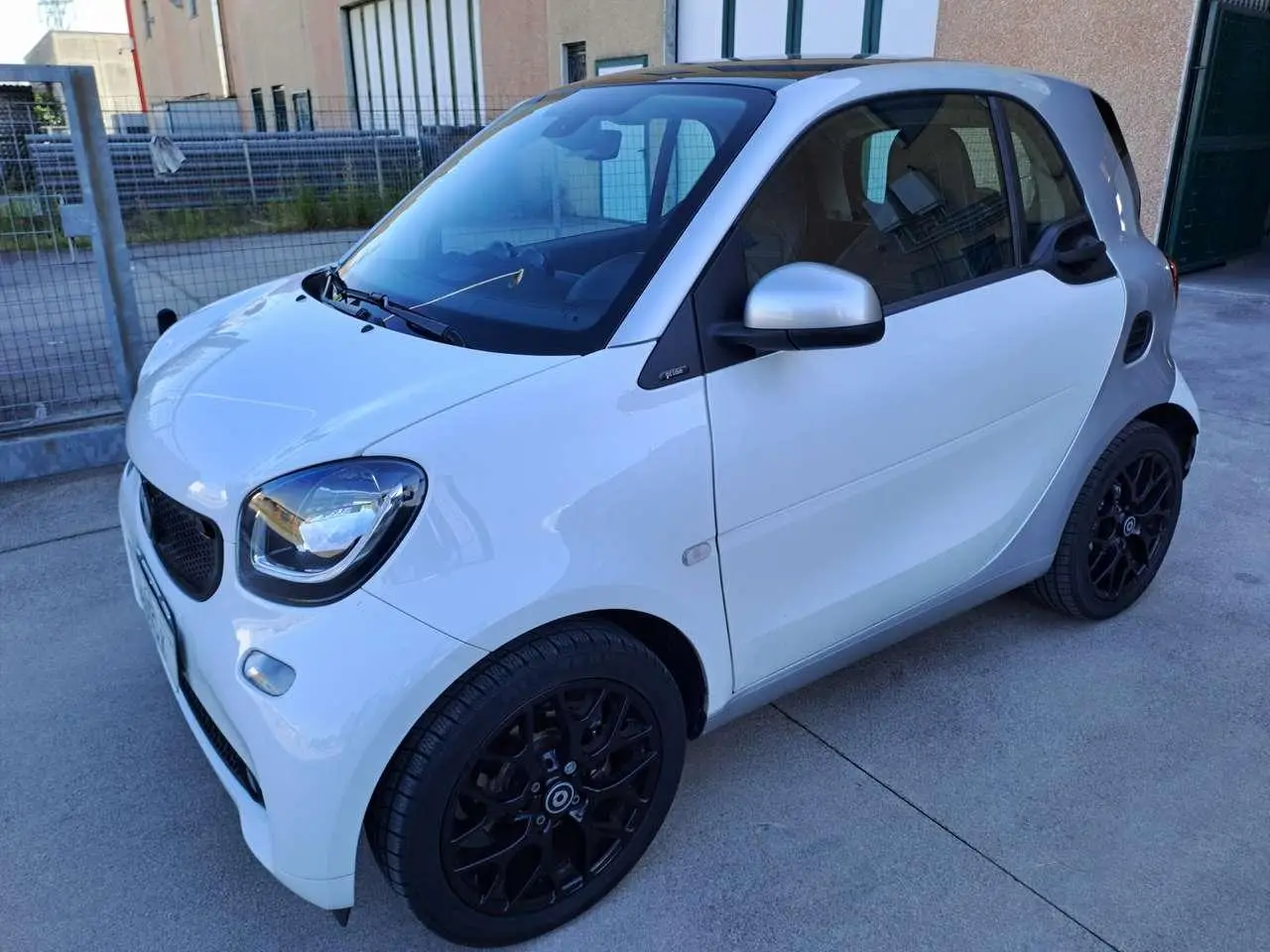 Photo 1 : Smart Fortwo 2017 Petrol