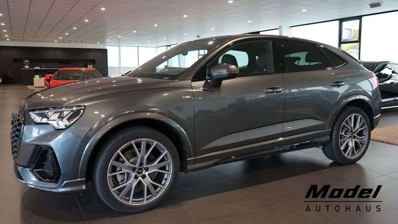 Photo 1 : Audi Q3 2023 Petrol