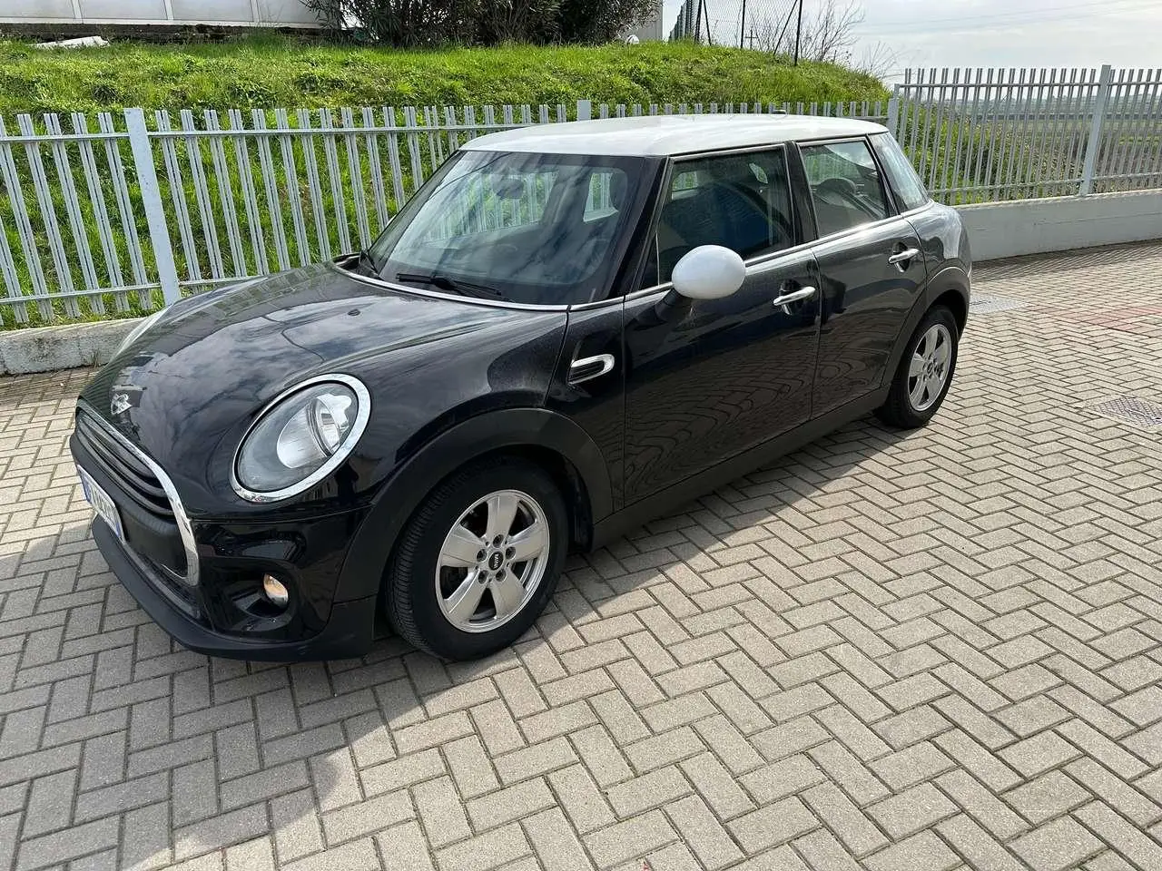 Photo 1 : Mini One 2015 Petrol