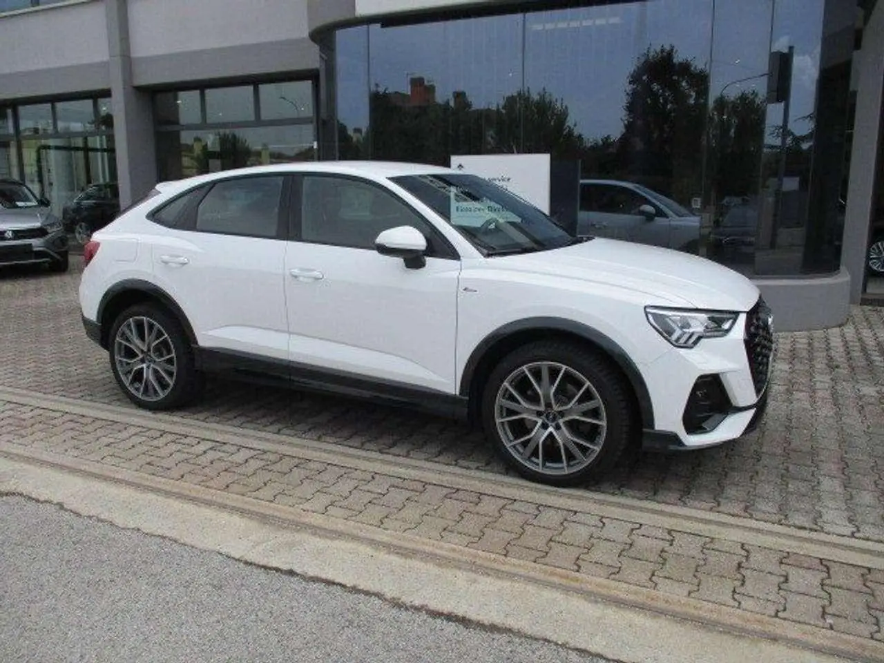 Photo 1 : Audi Q3 2019 Petrol