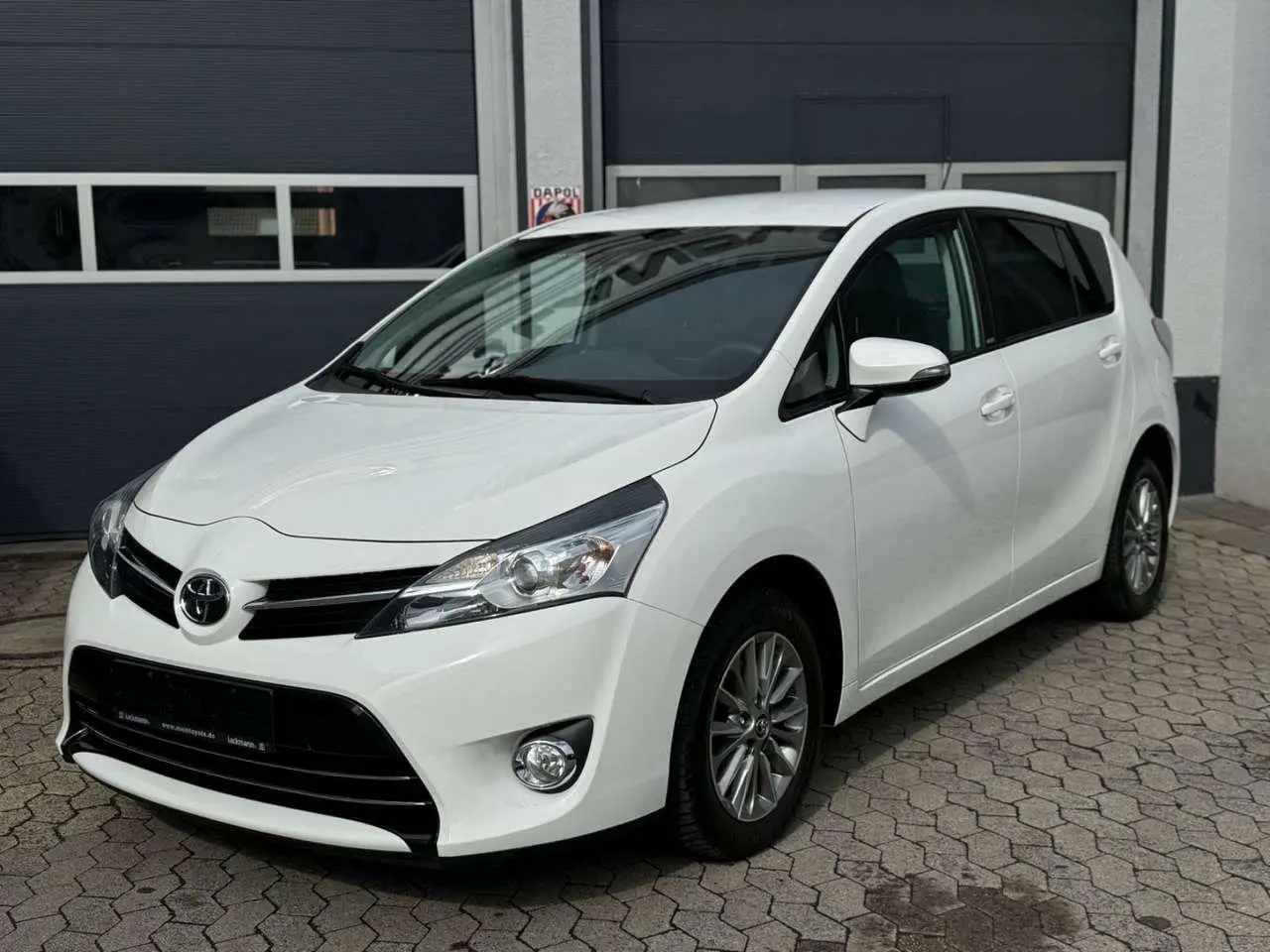 Photo 1 : Toyota Verso 2016 Petrol