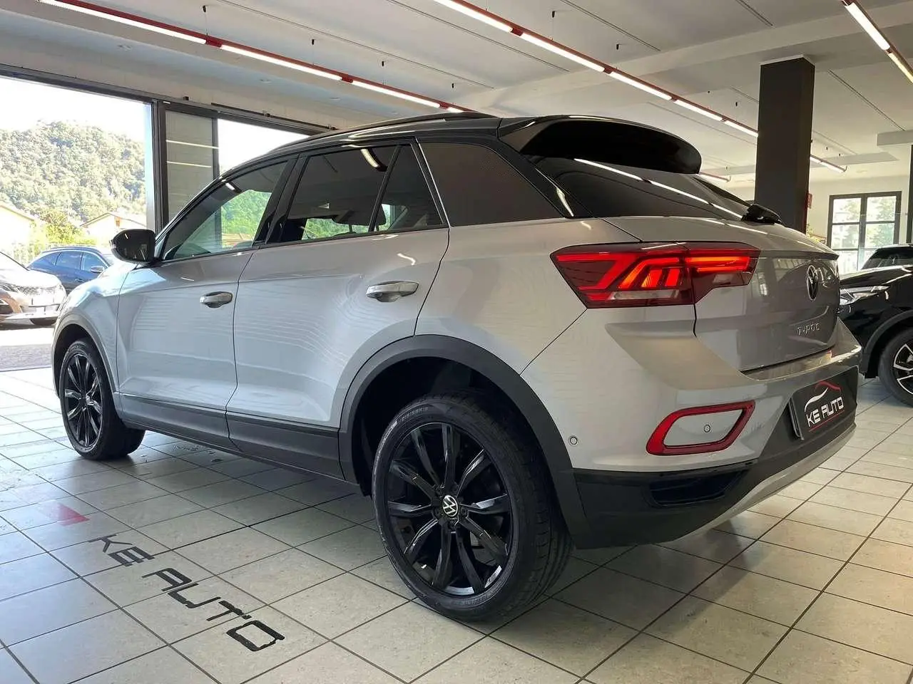 Photo 1 : Volkswagen T-roc 2023 Essence