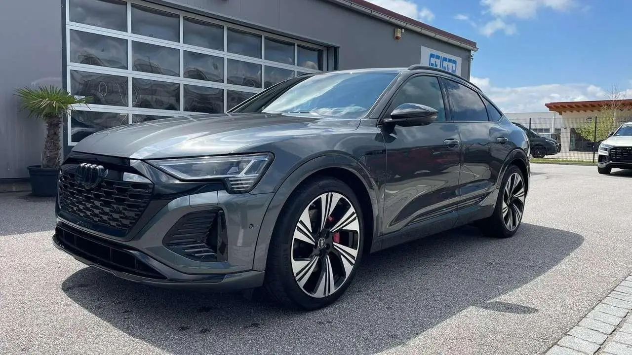 Photo 1 : Audi Q8 2023 Hybrid