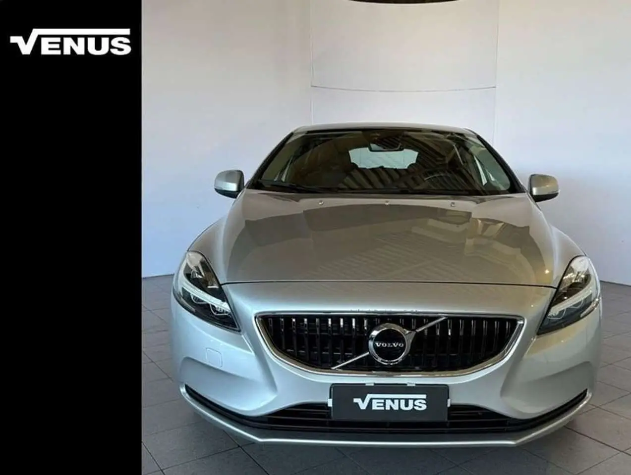 Photo 1 : Volvo V40 2018 Petrol