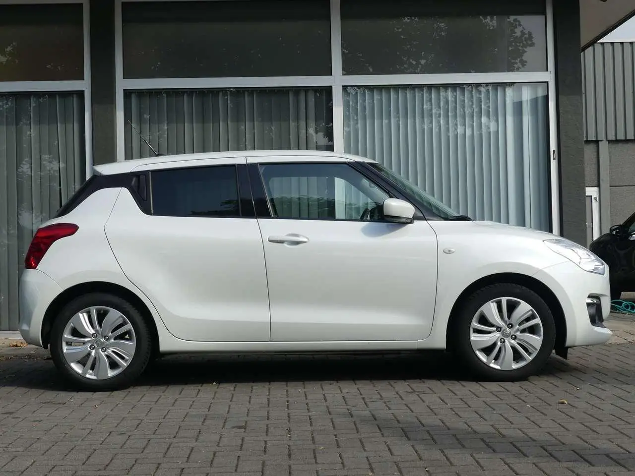 Photo 1 : Suzuki Swift 2019 Petrol