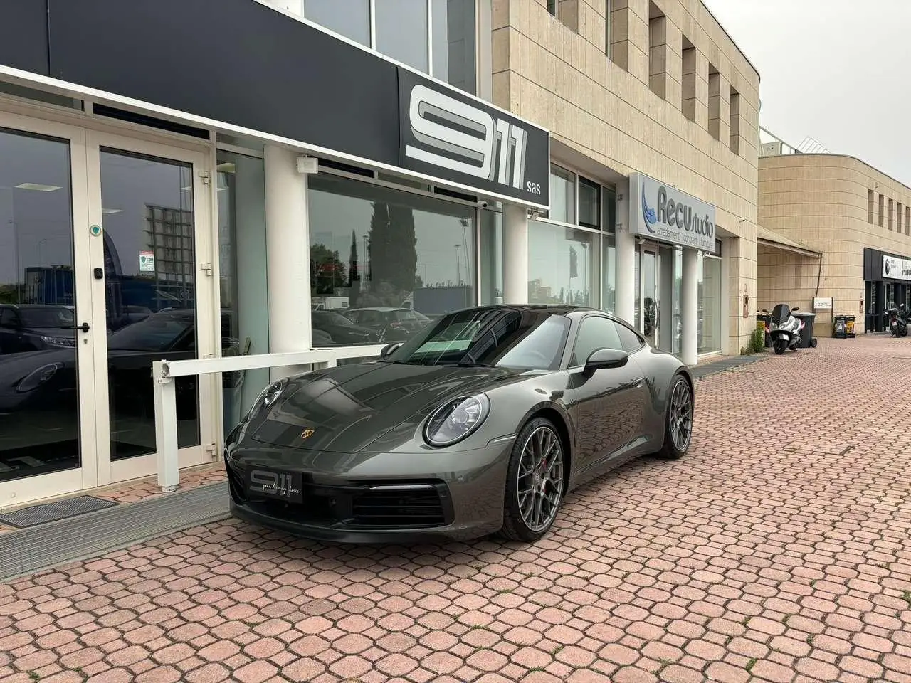 Photo 1 : Porsche 992 2019 Petrol