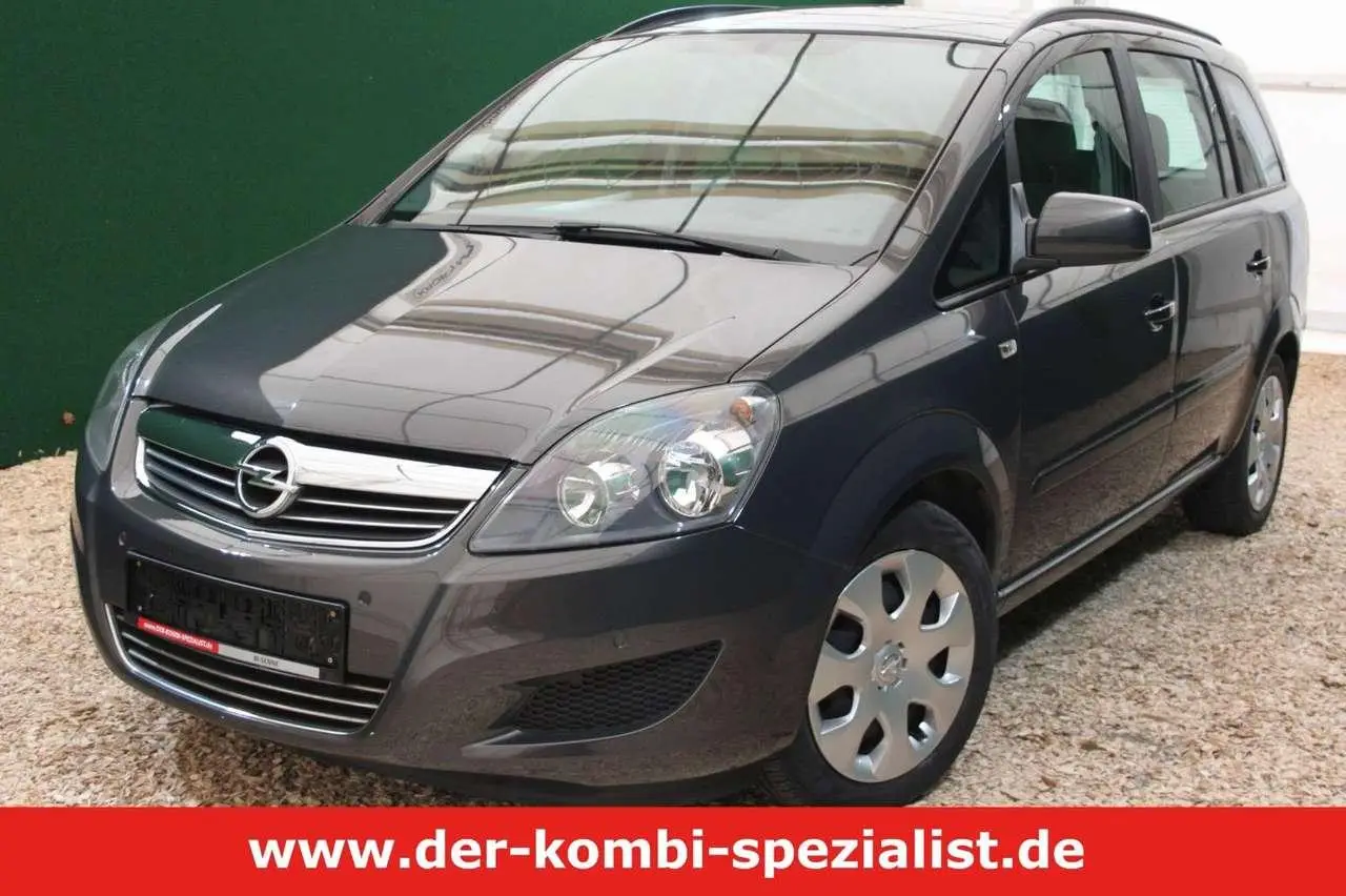 Photo 1 : Opel Zafira 2015 Petrol