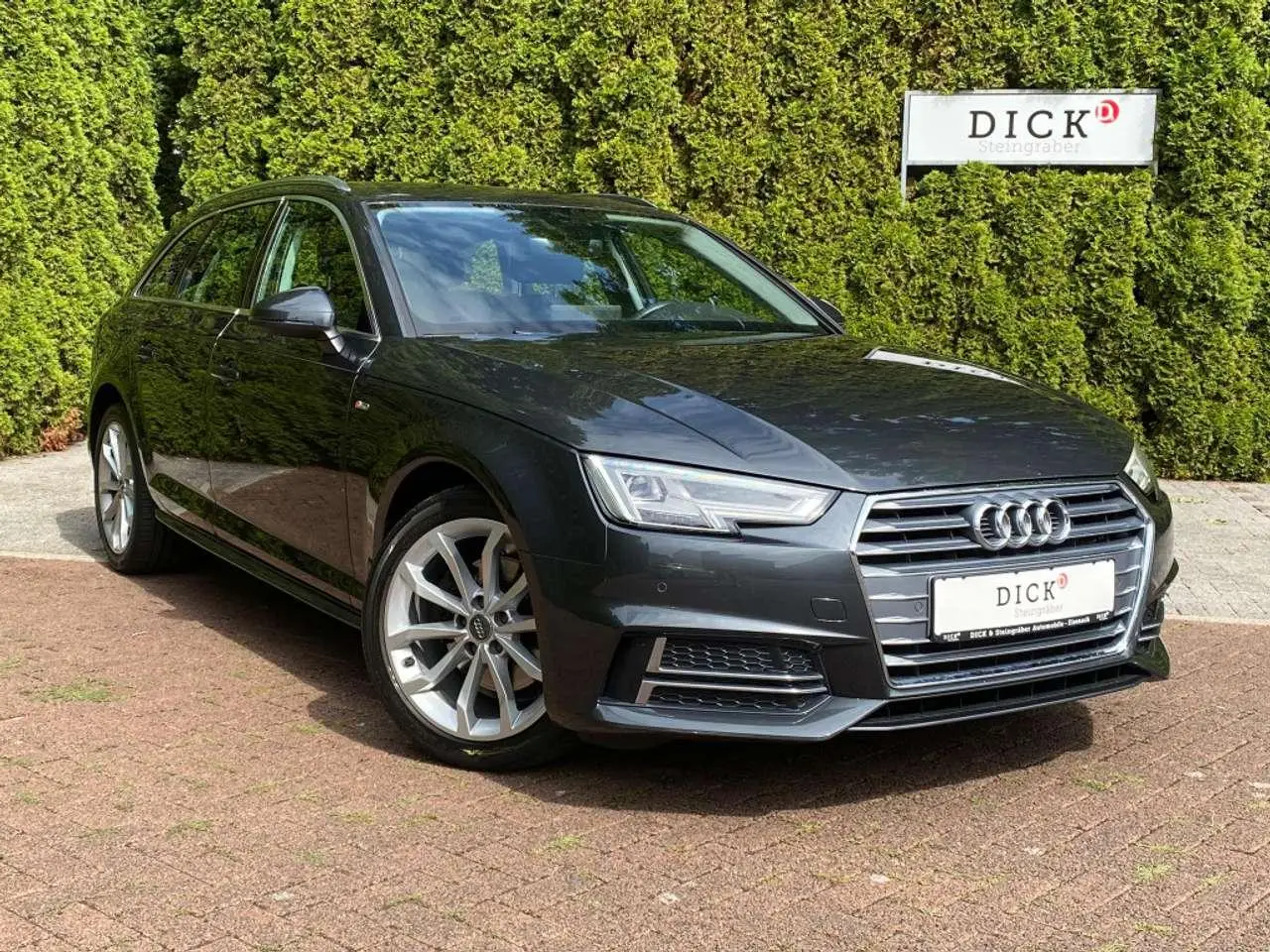 Photo 1 : Audi A4 2018 Petrol