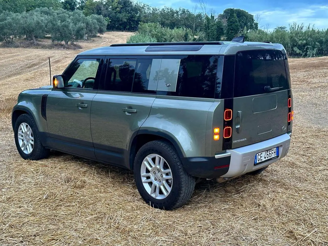 Photo 1 : Land Rover Defender 2021 Hybride