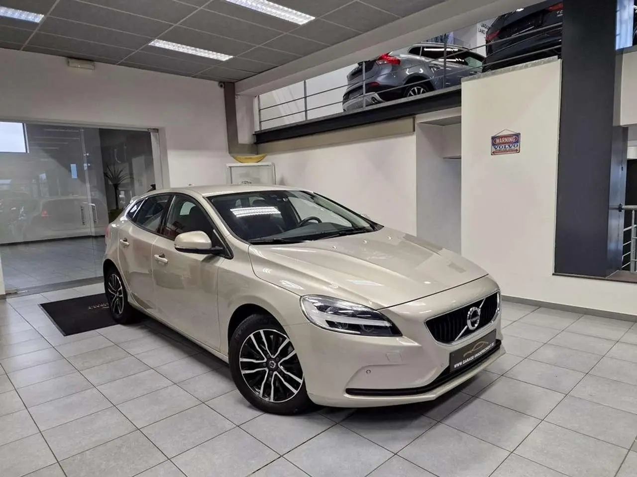 Photo 1 : Volvo V40 2018 Petrol