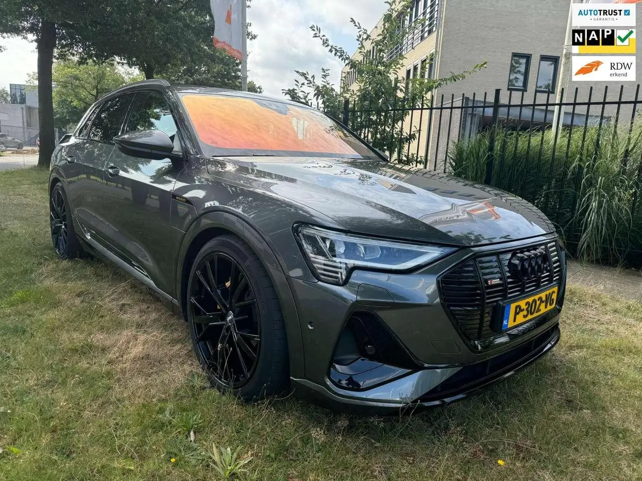 Photo 1 : Audi E-tron 2022 Electric